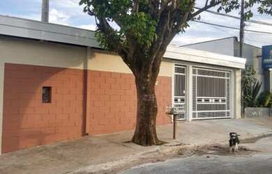 Imagem: A casa possui 2 Dormitórios, 1 Banheiro, 2 Vagas na garagem