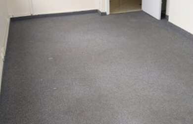 Imagem: O depósito possui 2 Vagas na garagem, 90m² de Área e está