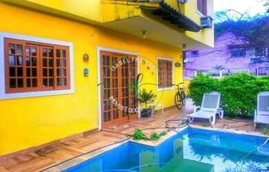 Imagem: A casa possui 4 Dormitórios, 3 Banheiros, 2 Vagas na garagem