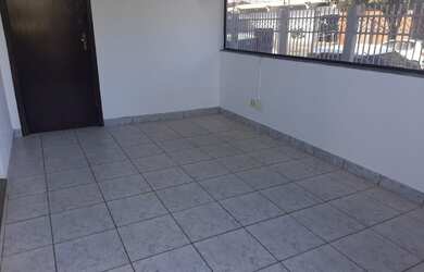 Imagem: O depósito possui 3 Vagas na garagem, 450m² de Área e está