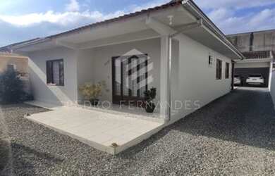 Imagem: A casa possui 3 Dormitórios, 2 Banheiros, 2 Vagas na garagem