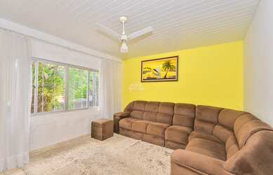 Imagem: A casa possui 3 Dormitórios, 1 Banheiro, 3 Vagas na garagem