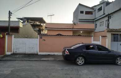 Imagem: A casa possui 3 Dormitórios, 1 Banheiro, 3 Vagas na garagem