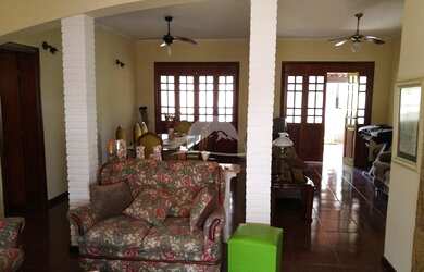 Imagem: A casa possui 3 Dormitórios, 2 Banheiros, 4 Vagas na garagem