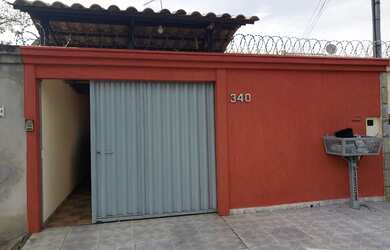 Imagem: A casa possui 3 Dormitórios, 3 Banheiros, 2 Vagas na garagem