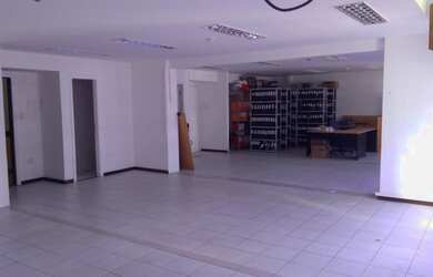 Imagem: O depósito possui 4 Vagas na garagem, 120m² de Área e está