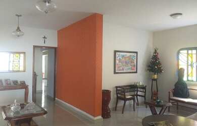 Imagem: A casa possui 5 Dormitórios, 3 Banheiros, 2 Vagas na garagem