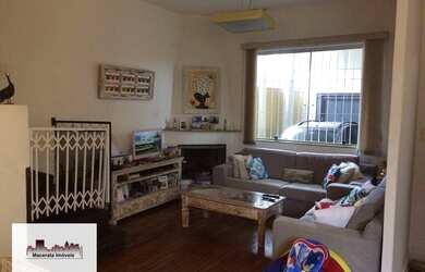 Imagem: A casa possui 3 Dormitórios, 1 Banheiro, 2 Vagas na garagem