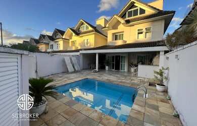 Imagem: A casa possui 4 Dormitórios, 5 Banheiros, 2 Vagas na garagem