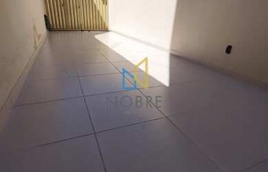 Imagem: A casa possui 2 Dormitórios, 1 Banheiro, 2 Vagas na garagem