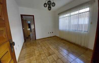 Imagem: A casa possui 3 Dormitórios, 2 Banheiros, 2 Vagas na garagem