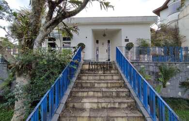 Imagem: A casa em condomínio possui 5 Dormitórios, 5 Banheiros, 300m²