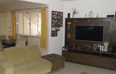 Imagem: A casa possui 3 Dormitórios, 1 Banheiro, 1 Vaga na garagem