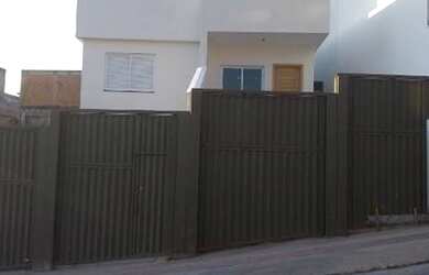 Imagem: A casa possui 3 Dormitórios, 1 Banheiro, 2 Vagas na garagem