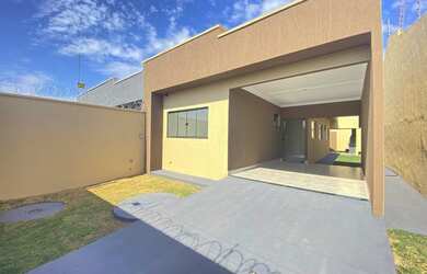 Imagem: A casa possui 3 Dormitórios, 1 Banheiro, 2 Vagas na garagem