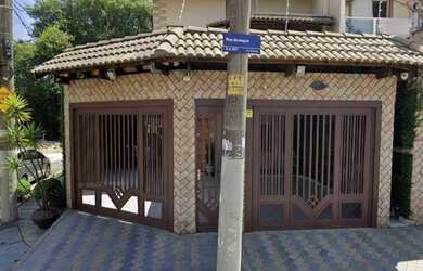 Imagem: A casa possui 4 Dormitórios, 4 Banheiros, 5 Vagas na garagem