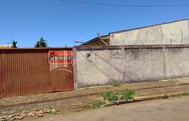 Imagem: A casa possui 2 Dormitórios, 1 Banheiro, 1 Vaga na garagem