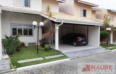 Imagem: A casa possui 3 Dormitórios, 2 Banheiros, 2 Vagas na garagem