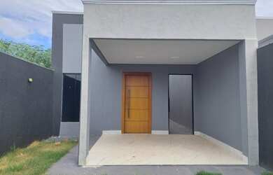 Imagem: A casa possui 3 Dormitórios, 2 Banheiros, 2 Vagas na garagem