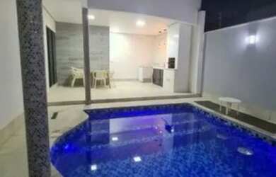 Imagem: A casa possui 3 Dormitórios, 3 Banheiros, 3 Vagas na garagem