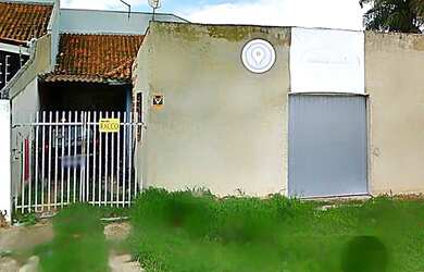 Imagem: A casa possui 3 Dormitórios, 1 Banheiro, 1 Vaga na garagem