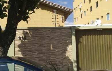 Imagem: A casa possui 4 Dormitórios, 2 Banheiros, 5 Vagas na garagem