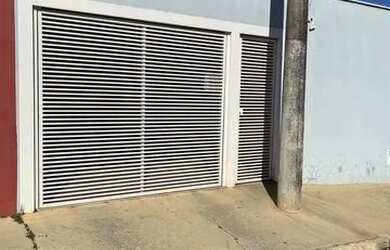 Imagem: A casa à venda possui 2 Dormitórios, 1 Banheiro e 2 Vagas