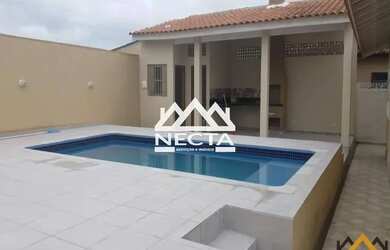 Imagem: A casa possui 3 Dormitórios, 3 Banheiros, 4 Vagas na garagem