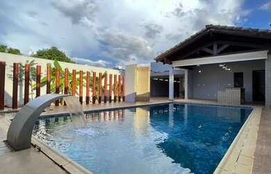 Imagem: A casa possui 4 Dormitórios, 4 Banheiros, 4 Vagas na garagem