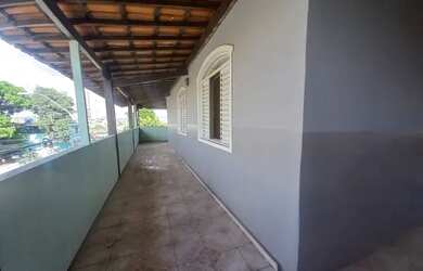 Imagem: A casa possui 3 Dormitórios, 2 Banheiros, 2 Vagas na garagem