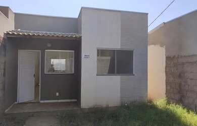 Imagem: A casa possui 2 Dormitórios, 1 Banheiro, 2 Vagas na garagem