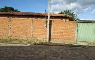 Imagem: A casa possui 1 Dormitório, 1 Banheiro, 1 Vaga na garagem