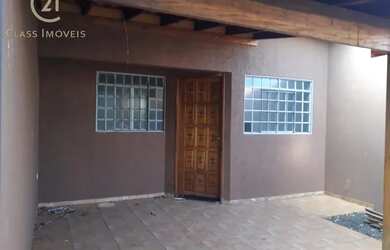 Imagem: A casa possui 3 Dormitórios, 2 Banheiros, 2 Vagas na garagem