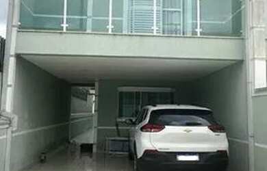 Imagem: A casa possui 3 Dormitórios, 3 Banheiros, 4 Vagas na garagem