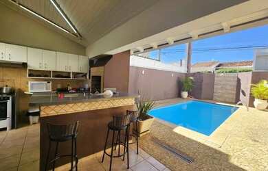 Imagem: A casa possui 3 Dormitórios, 1 Banheiro, 1 Vaga na garagem