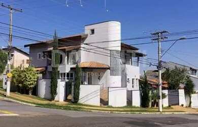 Imagem: A casa possui 5 Dormitórios, 5 Banheiros, 4 Vagas na garagem