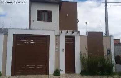 Imagem: A casa possui 3 Dormitórios, 3 Banheiros, 2 Vagas na garagem