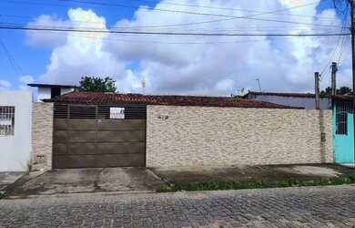 Imagem: A casa possui 4 Dormitórios, 2 Banheiros, 4 Vagas na garagem