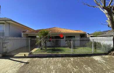 Imagem: A casa possui 3 Dormitórios, 3 Banheiros, 2 Vagas na garagem