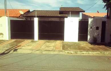 Imagem: A casa possui 3 Dormitórios, 4 Banheiros, 2 Vagas na garagem