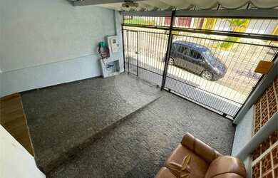 Imagem: A casa possui 2 Dormitórios, 1 Banheiro, 3 Vagas na garagem