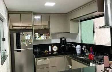 Imagem: A casa possui 3 Dormitórios, 3 Banheiros, 2 Vagas na garagem