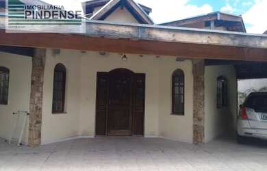 Imagem: A casa possui 3 Dormitórios, 2 Banheiros, 4 Vagas na garagem