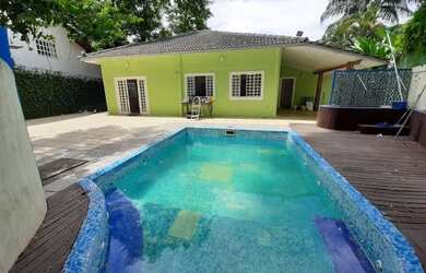 Imagem: A casa possui 4 Dormitórios, 3 Banheiros, 3 Vagas na garagem