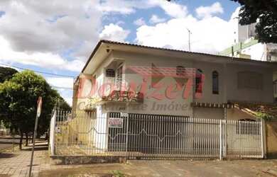 Imagem: A casa possui 4 Dormitórios, 2 Banheiros, 4 Vagas na garagem