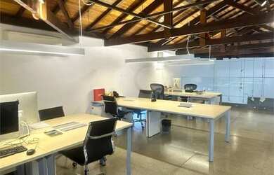 Imagem: O depósito possui 2 Vagas na garagem, 250m² de Área e está