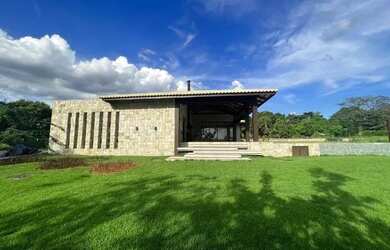 Imagem: A casa em condomínio possui 5 Dormitórios, 5 Banheiros, 4