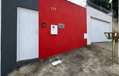 Imagem: A casa possui 3 Dormitórios, 1 Banheiro, 2 Vagas na garagem