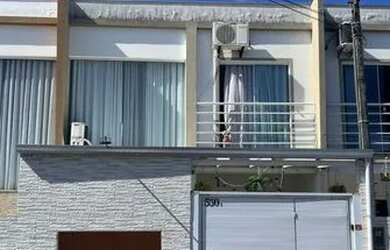 Imagem: A casa possui 2 Dormitórios, 3 Banheiros, 1 Vaga na garagem