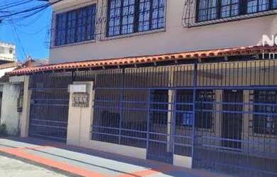 Imagem: A casa possui 5 Dormitórios, 4 Banheiros, 2 Vagas na garagem